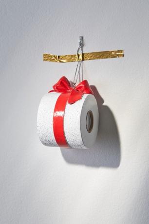 Urbant Outfitters Enfeite de Natal de papel higiênico, $ 12
