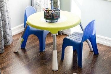 Mesa y sillas para niños sobre piso de madera