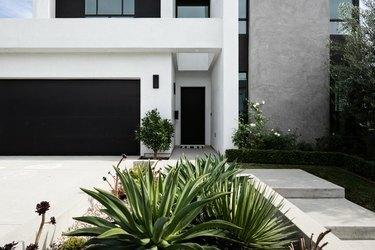 Et sort og hvidt moderne hjem og en have