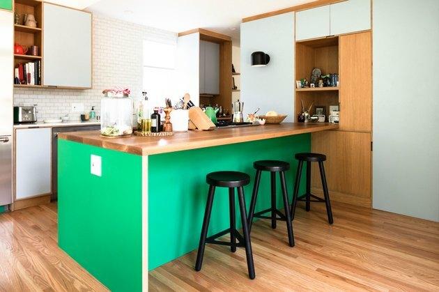 Roheline köögisaar lehtpuupõrandatega