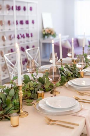 mesa de jantar formal arrumada com louça e vidro colorido Estelle