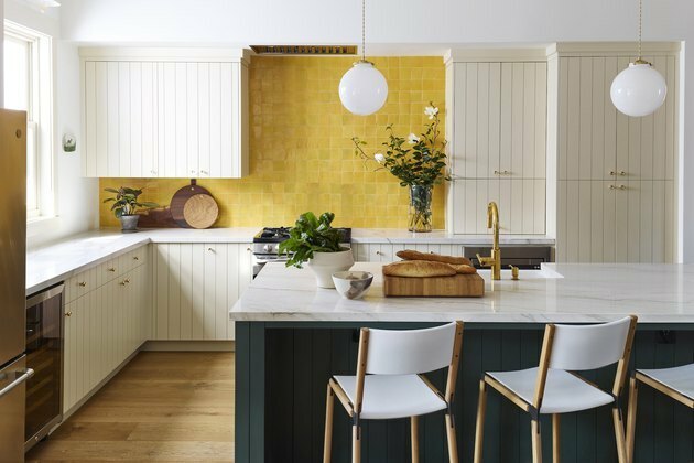 cozinha com backsplash amarelo