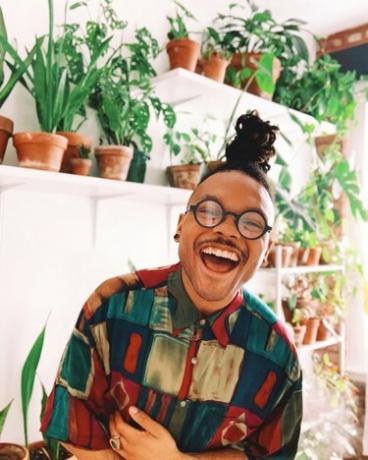 pessoa perto de prateleiras com plantas
