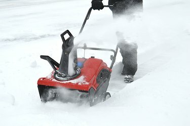 Homme utilisant une souffleuse à neige après une tempête de neige en Pennsylvanie
