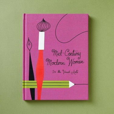 capa rosa de mulheres de meados do século no livro de artes visuais