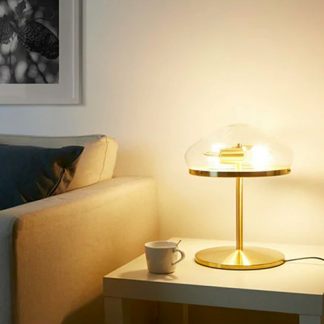 gouden lamp bij een bank