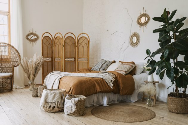Apartamento confortável com interior em estilo boêmio e quarto higiênico