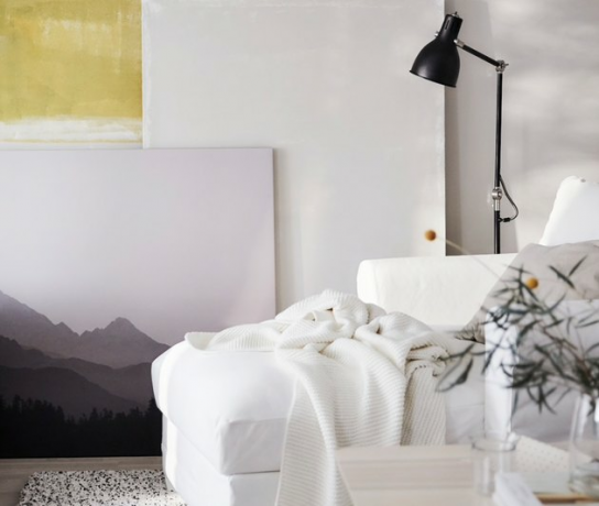 IKEA woonkamer minimalistisch meubilair met moderne kunst en zwarte vloerlamp