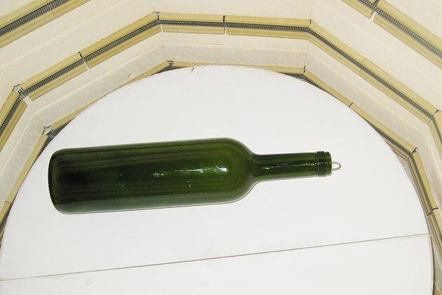 تذوب الزجاجة في الفرن عند 1450 درجة لمدة ساعة واحدة.