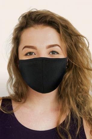 persoon die een zwart gezichtsmasker draagt