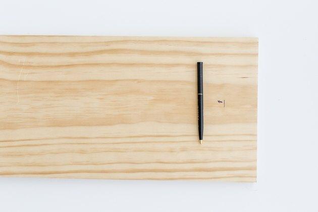 قياس وتمييز القطع الخشبية الخاصة بك.
