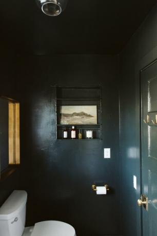 musta seinä kylpyhuoneessa