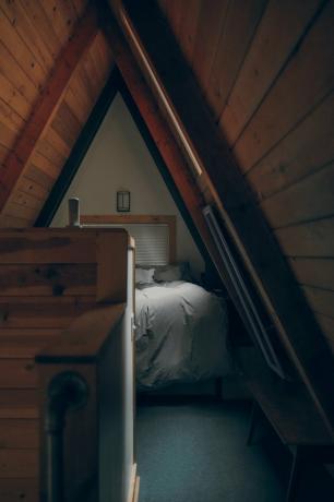 Pequenas idéias do sótão para um pequeno recanto convertido em um quarto