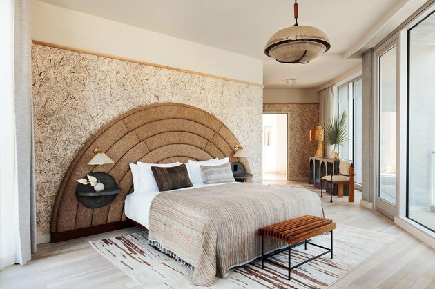 ideia da cor do quarto marrom com cabeceira estofada