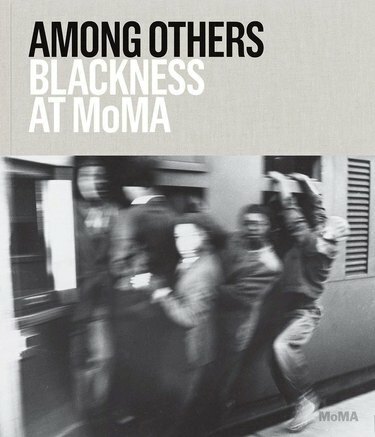 capa do livro em preto e branco com texto entre outras negras no MoMA