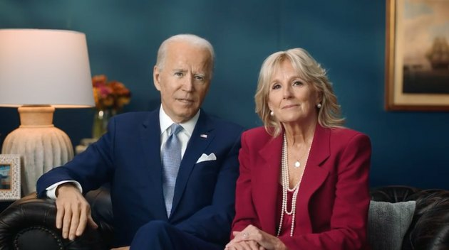 joe biden i jill biden na kauču ispred plavog zida