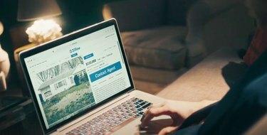 persona al computer che guarda zillow