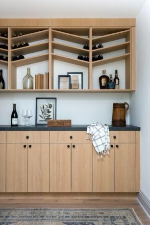 cameră de vinuri cu dulapuri din lemn și depozitare