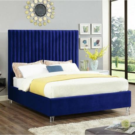 dormitorio con somier azul