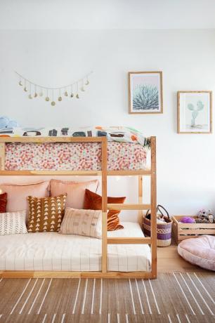 boho minimalistická dievčenská spálňa s poschodovou posteľou a pruhovaným kobercom