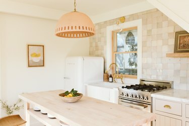 závěsná lampa přes dřevěný kuchyňský ostrůvek