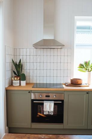 budget keuken verbouwen met groene kasten en houten werkbladen