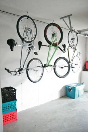 armazenamento de bicicletas pendurado no teto da garagem