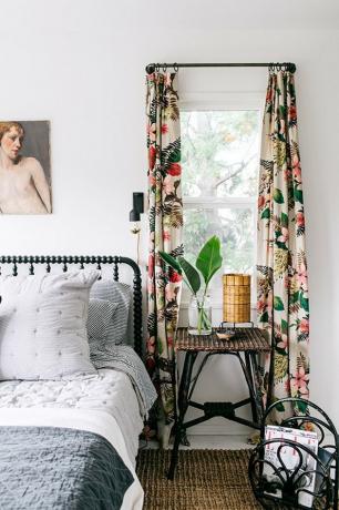 فكرة ستارة غرفة النوم مع معالجة النوافذ الزهرية في غرفة النوم الرئيسية المعاصرة