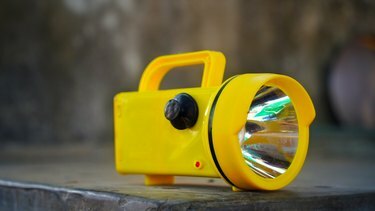 Lanterna Eletrônica Super Bright LED com cor amarela para Ferramentas de Estacionamento ou Trânsito de Emergência.