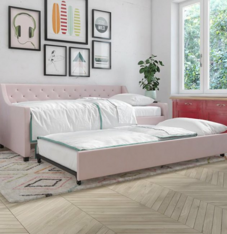 „Small Space Daybed“ idėjos su rožine lova, kilimėliu, daile, augalu.