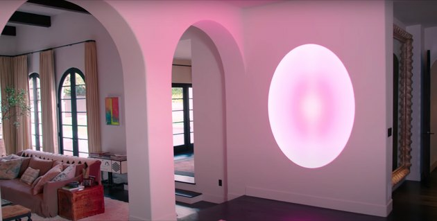 L'entrée de Kendall Jenner avec une sculpture murale LED James Turrell