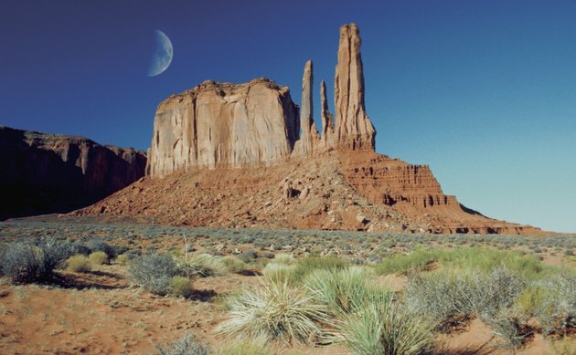 Месец изнад сушног пејзажа, Монумент Валлеи Навајо Трибал Парк, Аризона, САД