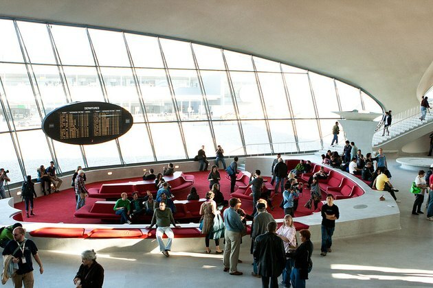 červená konverzačná jama v termináli TWA letiska JFK v New Yorku