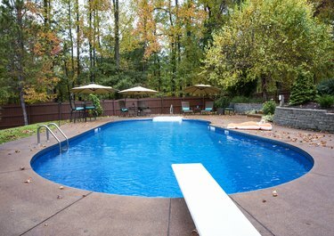 Piscine résidentielle creusée en automne