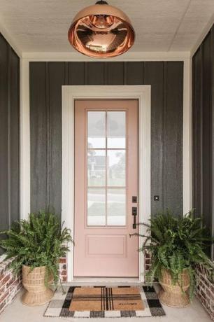 γκρι σπίτι με ροζ ρουζ μπροστινή πόρτα