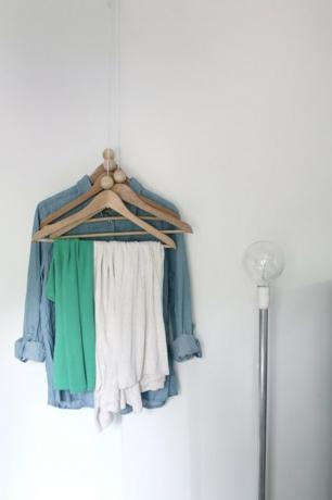 DIY kleerhangers die aan het plafond hangen voor een kleine ruimte