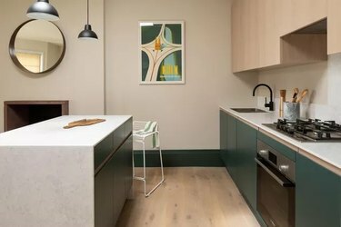 модерна кухня с кремави стени и зелени шкафове