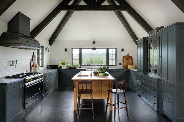 boerderij keukeneiland idee met licht hout in grijze keuken