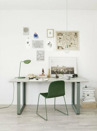 escritório doméstico escandinavo branco com mesa verde-salva e branca, cadeira verde e arte nas paredes
