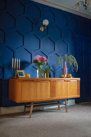 Pantone-kleur van het jaar Klassiek blauw op een muur met geometrische accenten