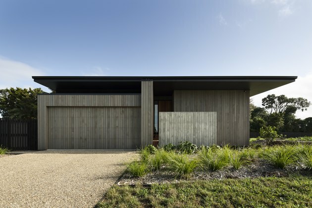 exterior da casa moderna com beirais grandes