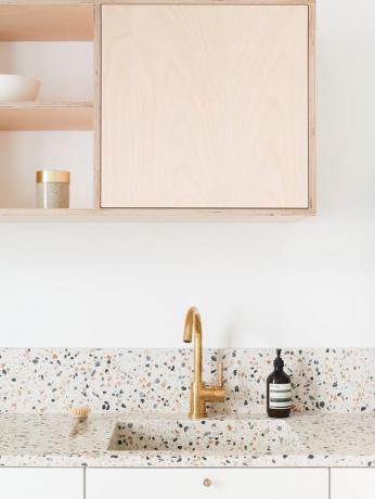 Scandinavische keuken met terrazzo aanrechtblad en geïntegreerde spoelbak