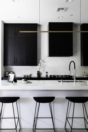 Cozinha em preto e branco com barra / luminária pendente