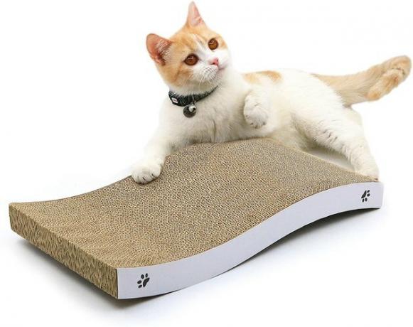 Este rascador reversible para gatos no solo está hecho de cartón reciclado, sino que también se puede usar como cama para gatos y sillón, gracias a su diseño curvo.