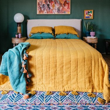 cama com colcha de cúrcuma