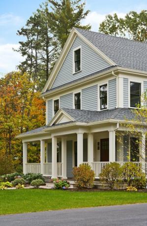 Casa americana de estilo clássico em um terreno arborizado