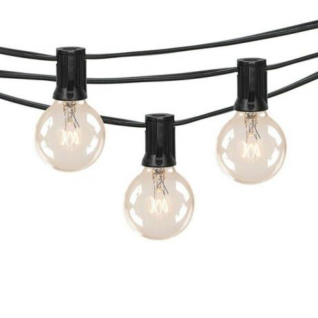 اخلق جوًا احتفاليًا في مساحتك الخارجية باستخدام Better Homes and Gardens Clear Globe String Lights. يوفر إضاءة دافئة للمناسبات في الفناء الخلفي وهو مناسب للاستخدام على مدار السنة. يتميز بـ 20 مصباح واضح بسلك بني يمتزج بسهولة مع محيطه.