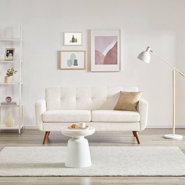 Valkoinen loveseat sohva