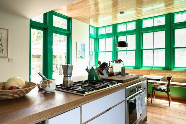 construído em um novo fogão na ilha de cozinha contemporânea