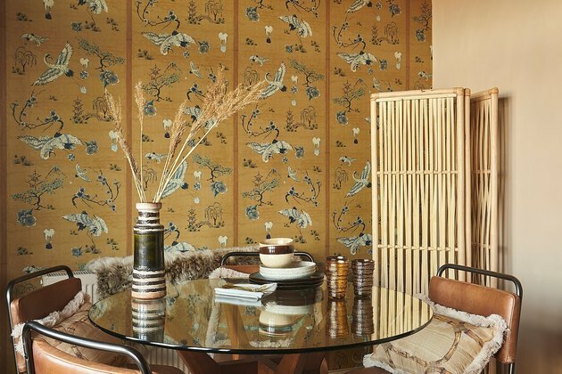 Tendência decoração de outono na sala de jantar retrô com vidraria e cerâmica vintage